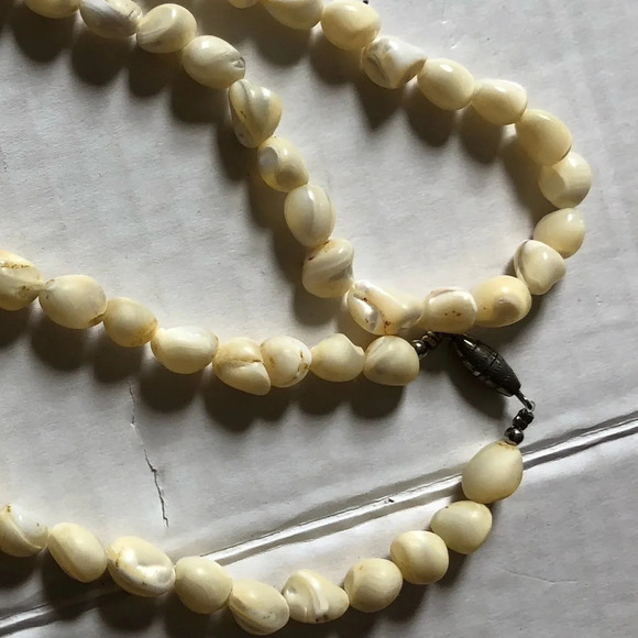 Pearl Necklace with Barrel Closure - Picture 4 of 7